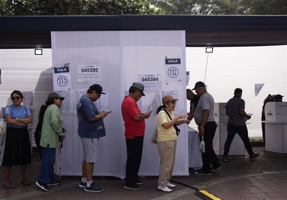 Archivo -  Los votantes hacen cola para votar en un colegio electoral de Lima.