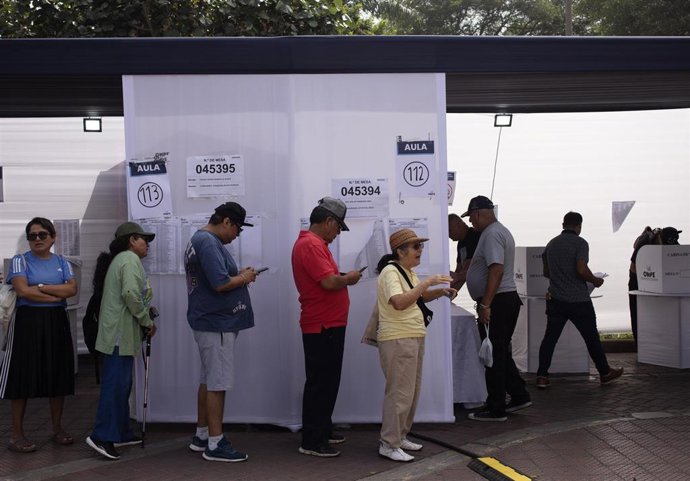 Archivo -  Los votantes hacen cola para votar en un colegio electoral de Lima.