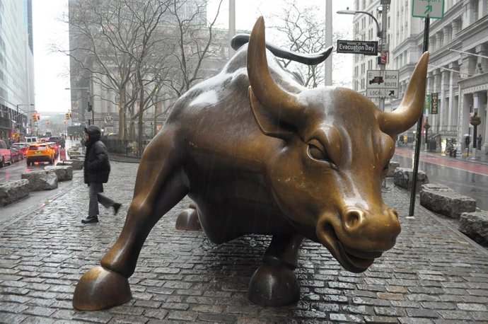 Archivo - March 5, 2025, New York, United States: The ''Charging Bull'' statue is seen in the rain in the Financial District in Manhattan