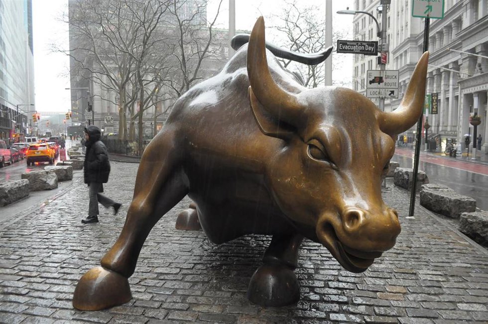 Archivo - March 5, 2025, New York, United States: The ''Charging Bull'' statue is seen in the rain in the Financial District in Manhattan
