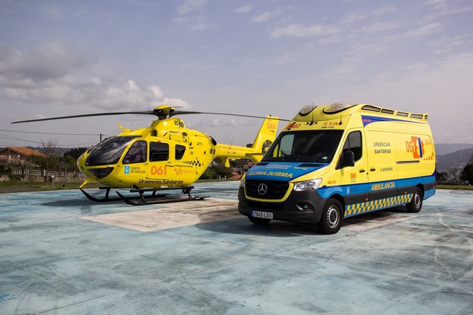 Archivo - Helicóptero y ambulancia del 061.