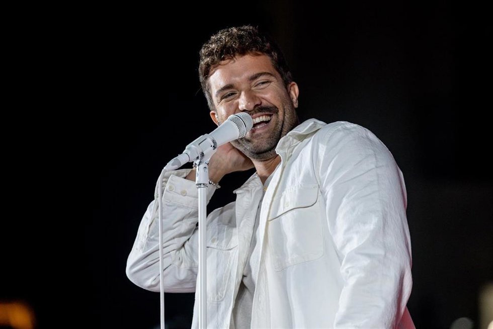 Archivo - El cantante Pablo Alborán durante un concierto gratuito en la Puerta del Sol. Imagen de archivo. 