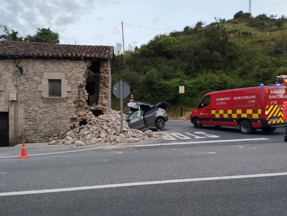 Un coche se estrella contra un edificio en Erice.
