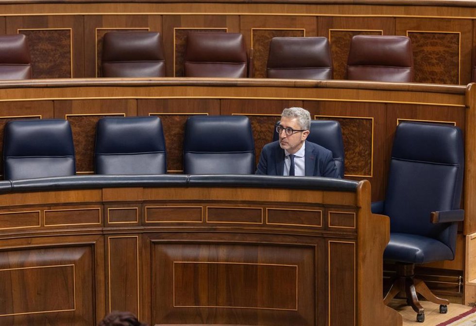 Archivo - El ministro de Hacienda, Arcadi España, durante un pleno en el Congreso de los Diputados, a 15 de abril de 2026, en Madrid (España).