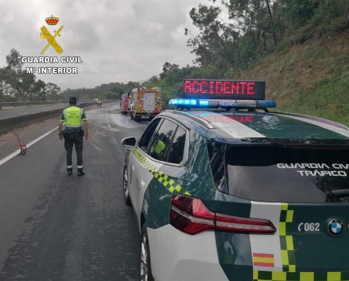 Cortan la AP-9 en Mos (Pontevedra) tras volcar un camión cisterna con 32.000 litros de gasóleo