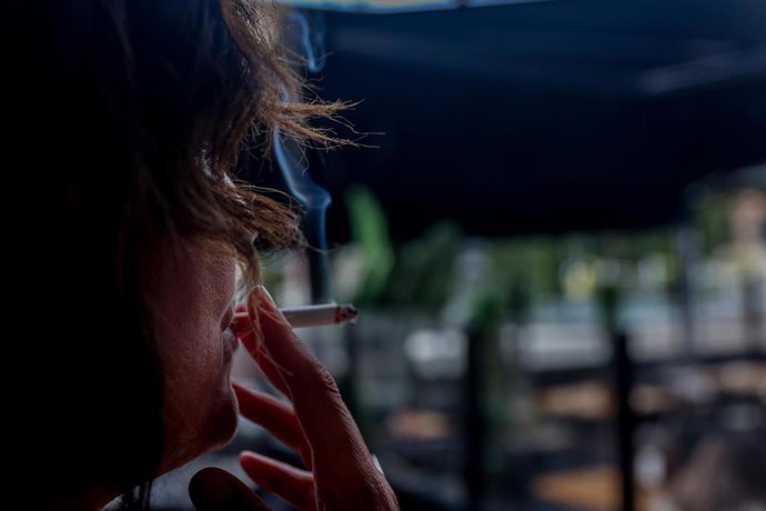 Archivo - Una persona fumando en la calle, a 20 de septiembre de 2024, en Madrid (España). 