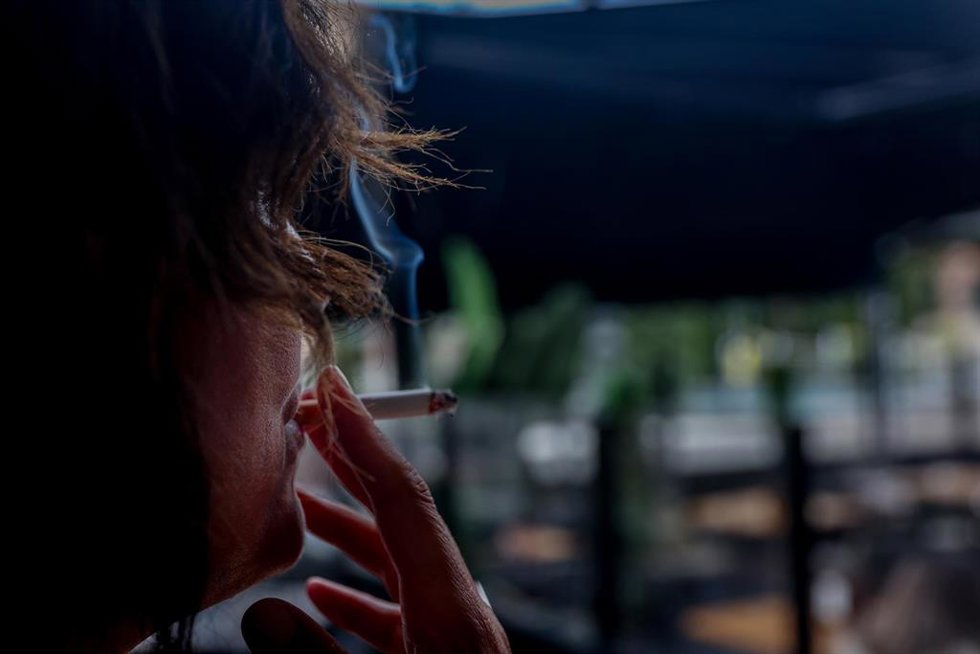 Archivo - Una persona fumando en la calle, a 20 de septiembre de 2024, en Madrid (España). 