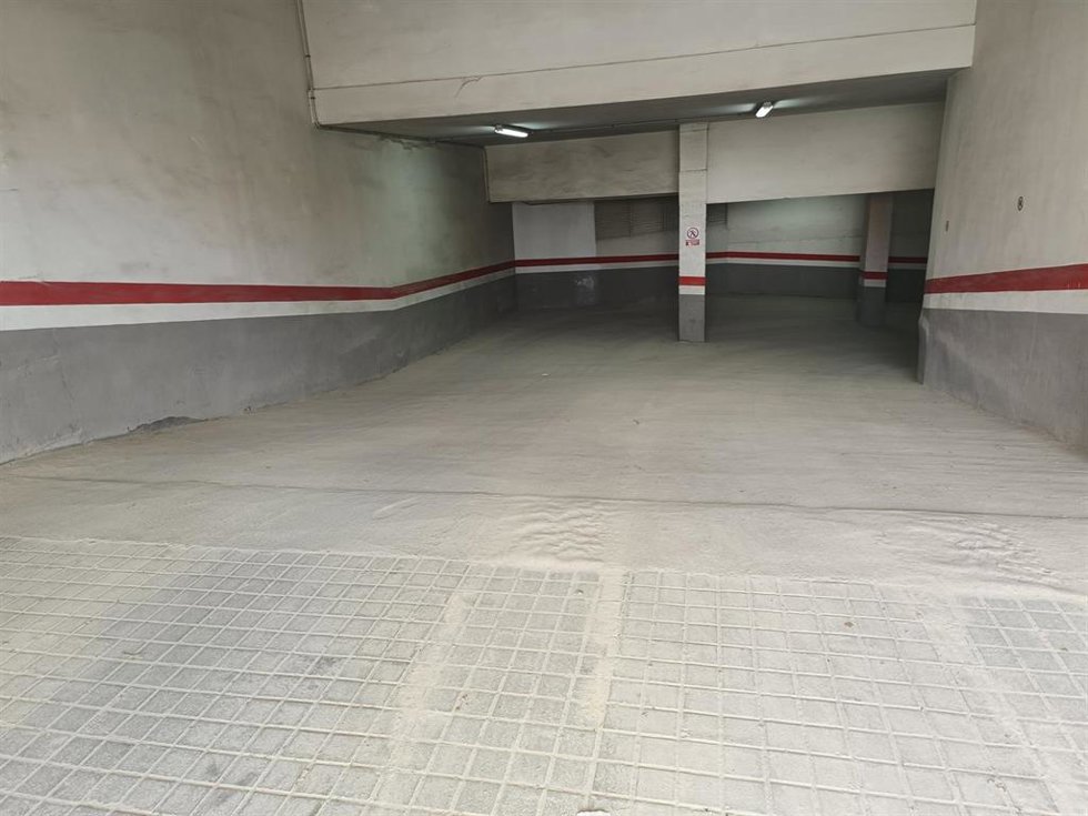 Entrada al garaje de uno de los edificios con el polvo acumulado.