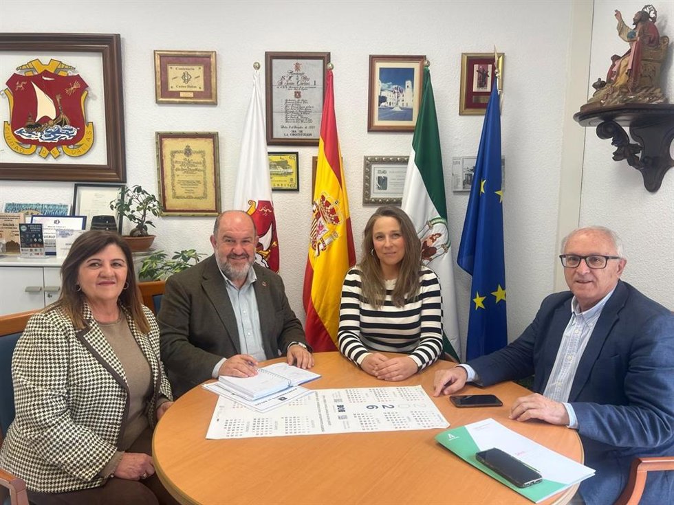 La delegada territorial de Justicia, Administración Local y Función Pública, Rebeca Gómez, en una visita a Dalías (Almería).