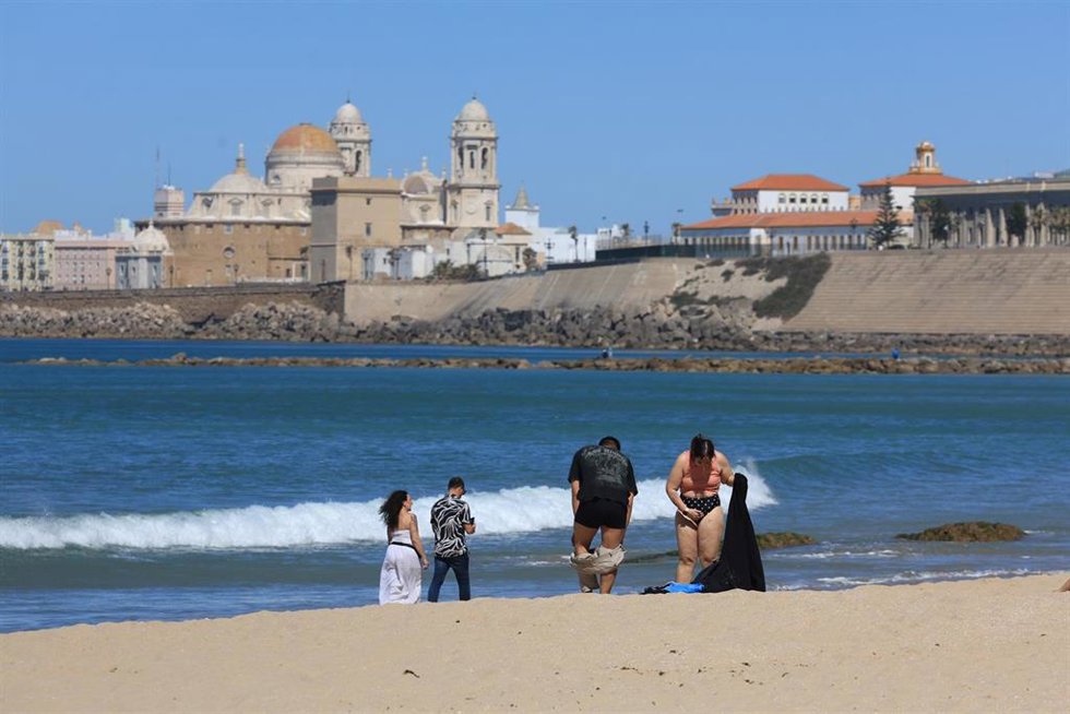Archivo - Playa de Santa María del Mar en Cádiz.