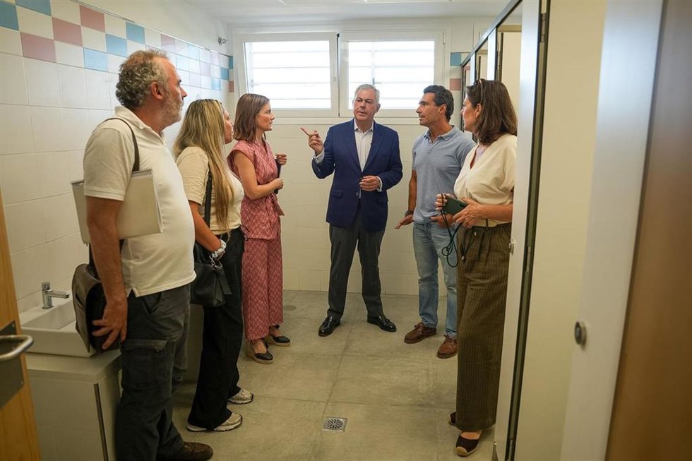 El alcalde de Sevilla, José Luis Sanz, visita los baños del CEPR Buenavista.