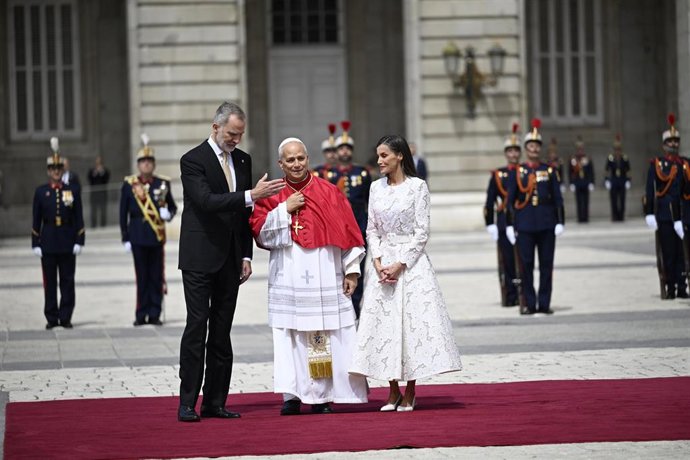 El Rey Felipe VI; la Reina Letizia; asisten a la ceremonia de bienvenida al Papa León XIV en el Palacio Real, a 6 de junio de 2026, en Madrid (España). 