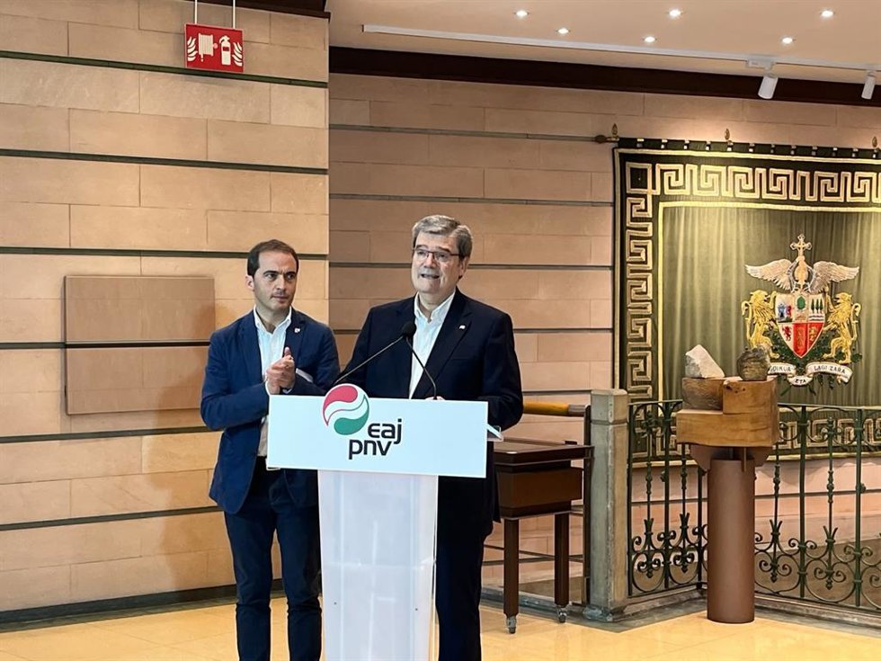 El alcalde de Bilbao, Juan Mari Aburto, junto al presidente del Bizkai Buru Batzar del PNV