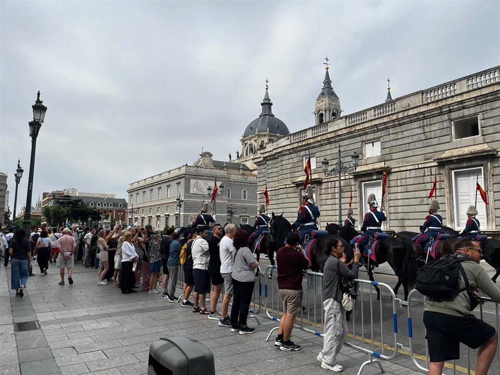 Cuentos de fieles se congregan en las inmediaciones del Palacio Real de Madrid para dar la bienvenida al Papa León XIV en la recepción oficial. En Madrid a 6 de junio de 2026