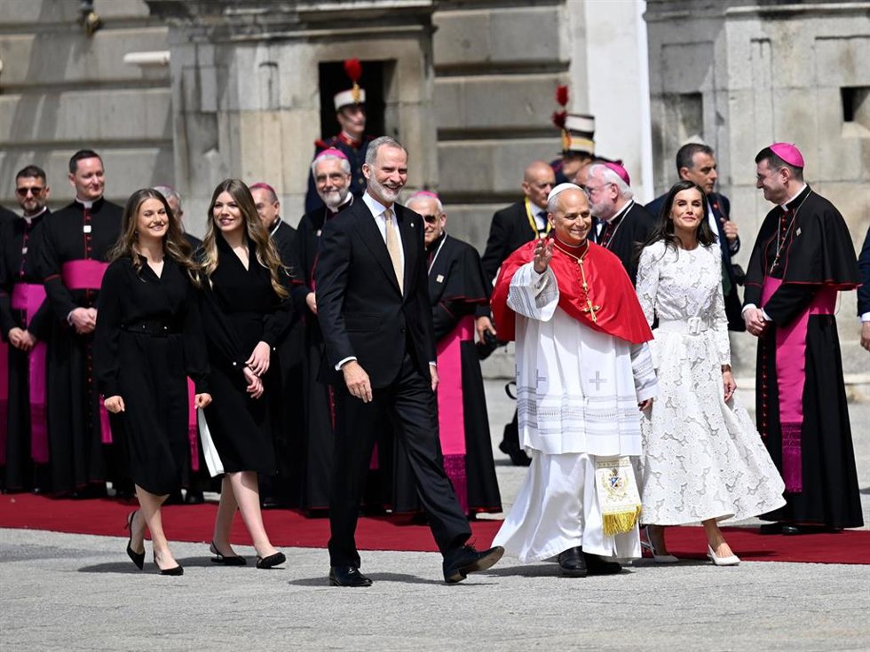 Los Reyes junto a aus hijas reciben al Papa