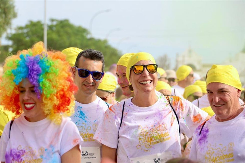 La consejera de Inclusión Social, Juventud, Familias e Igualdad en funciones, Loles López, particpa en Valverde del Camino (Huelva) en la IV edición de la carrera solidaria Colores contra el cáncer.