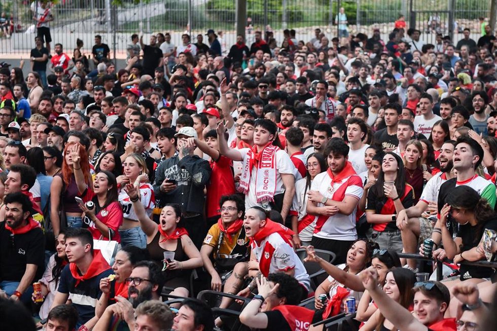 Varios aficionados ven la final de la UEFA Conference League entre el Rayo Vallecano y el Crystal Palace, en el estadio de fútbol de Vallecas, a 27 de mayo de 2026, en Madrid (España). 