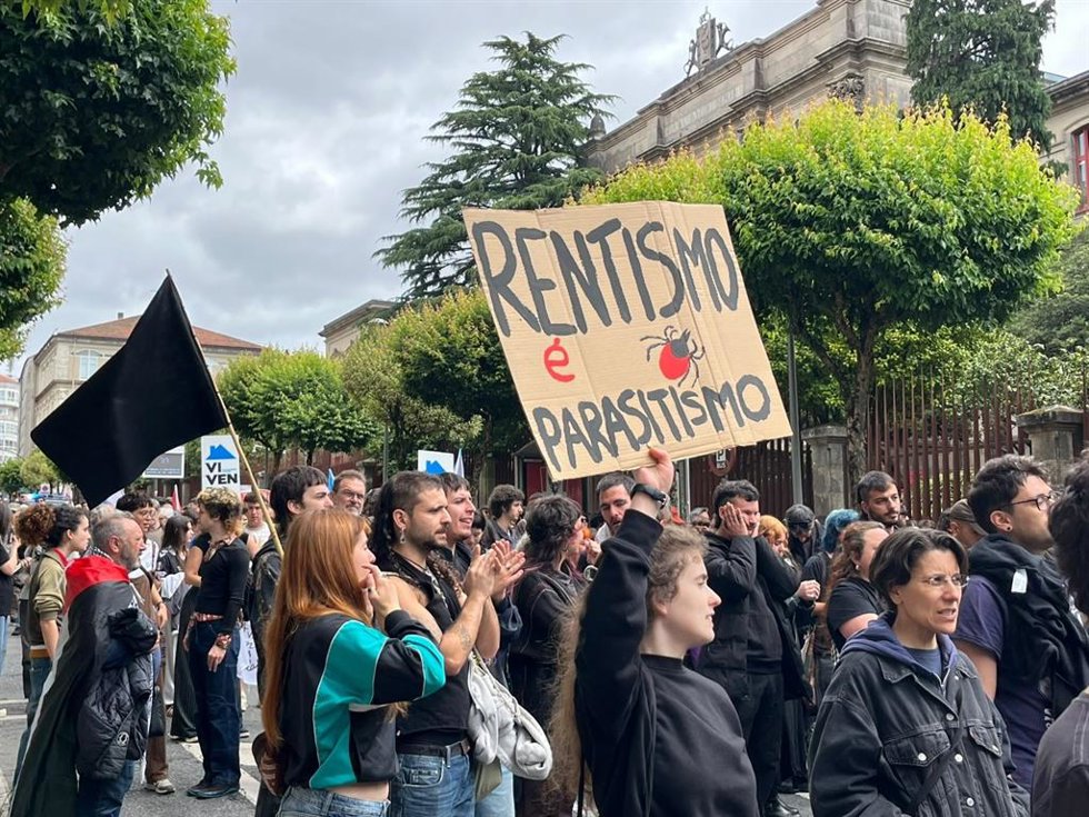 La crisis de la vivienda vuelve a movilizar a más de un millar de personas en Santiago