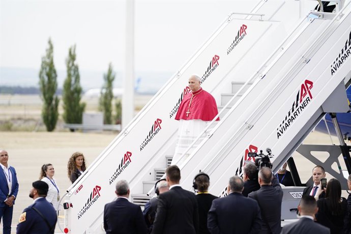 El Papa León XIV aterriza en el Aeropuerto Adolfo Suárez Madrid-Barajas, a 6 de junio de 2026, en Madrid (España). El Papa León XIV inicia una visita oficial a España que incluye varios actos institucionales y religiosos. Durante su estancia, el pontífice