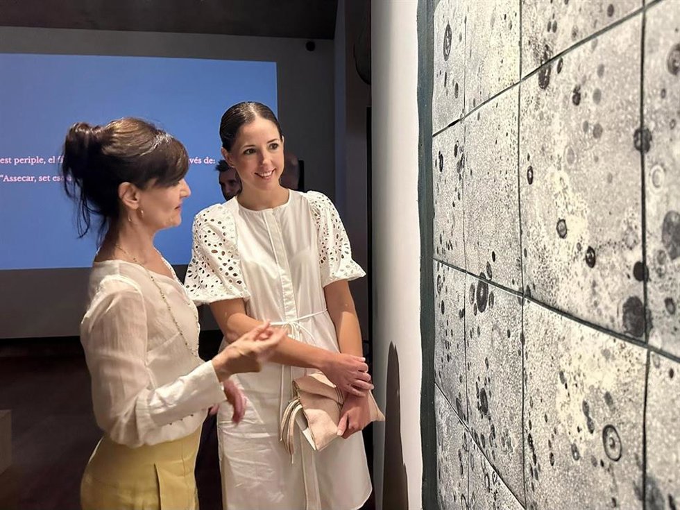El Consell de Mallorca inaugura el proyecto expositivo de Mònica Fuster 'En Ruta' en el Museo Marítimo de Ses Voltes.