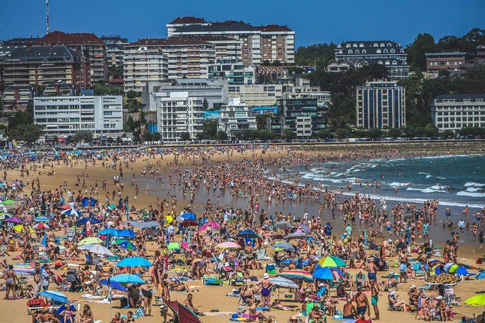 Archivo - Primera playa de El Sardinero, agosto de 2025, en Santander, Cantabria (España).