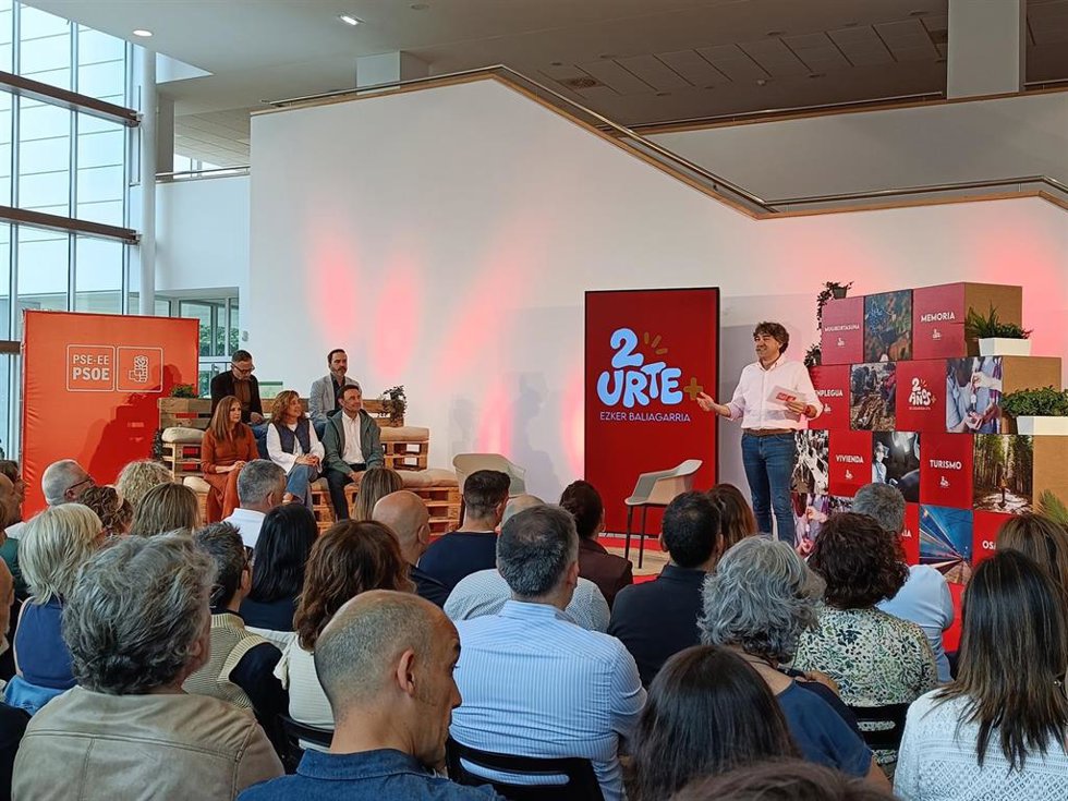 Eneko Andueza interviene en San Sebastián en un acto bajo el lema '2 años más de izquierda útil'