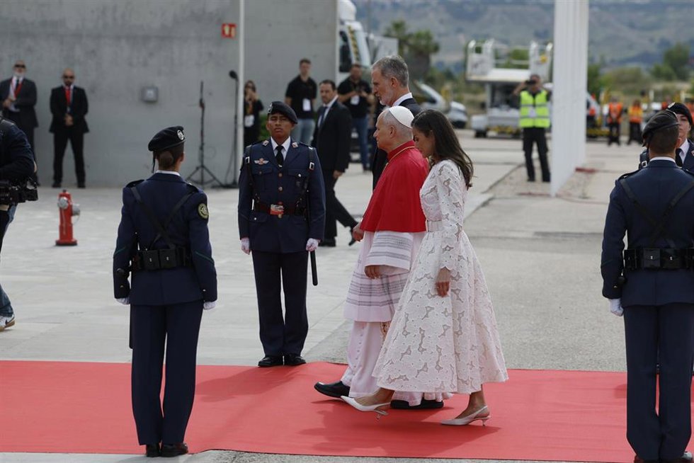 Los Reyes Felipe y Letizia reciben al Papa León XIV en el Aeropuerto Adolfo Suárez Madrid-Barajas, a 6 de junio de 2026, en Madrid (España). El Papa León XIV inicia una visita oficial a España que incluye varios actos institucionales y religiosos. Durante