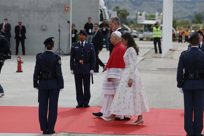 Los Reyes Felipe y Letizia reciben al Papa León XIV en el Aeropuerto Adolfo Suárez Madrid-Barajas, a 6 de junio de 2026, en Madrid (España). El Papa León XIV inicia una visita oficial a España que incluye varios actos institucionales y religiosos. Durante