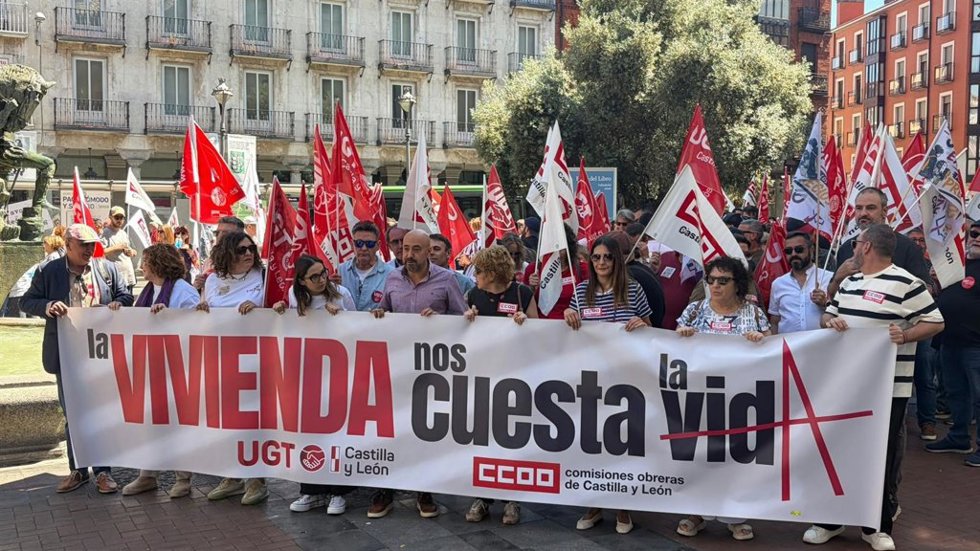 Varios cientos de personas se manifiestan en Valladolid para reclamar medidas que faciliten el acceso a la vivienda
