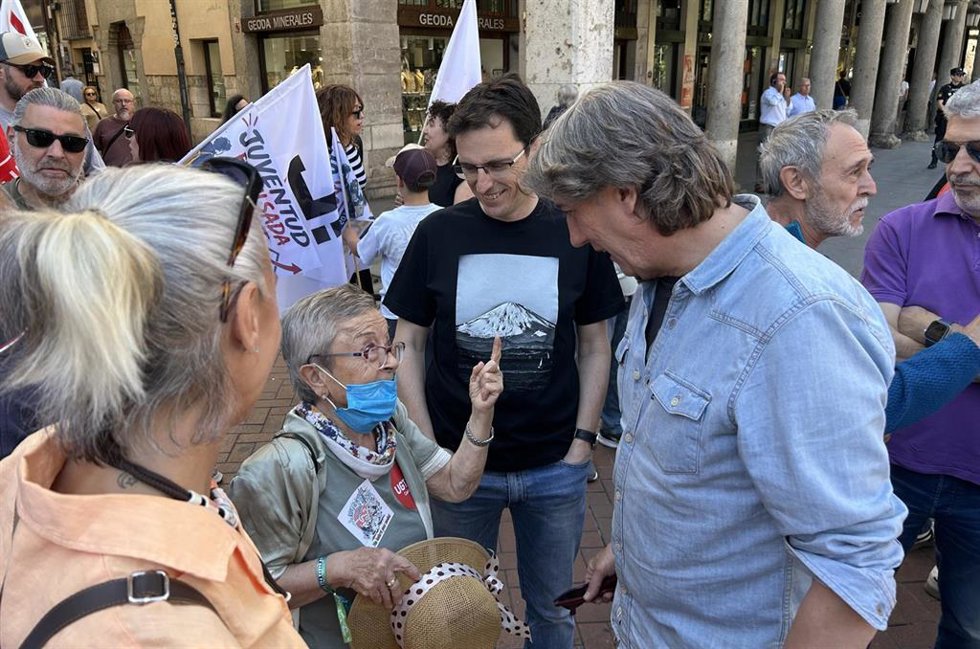 El secretario general del PSOECyL, Carlos Martínez, conversa con una simpatizante en presencia del portavoz del Grupo Municipal Socialista en Valladolid, Pedro Herrero.