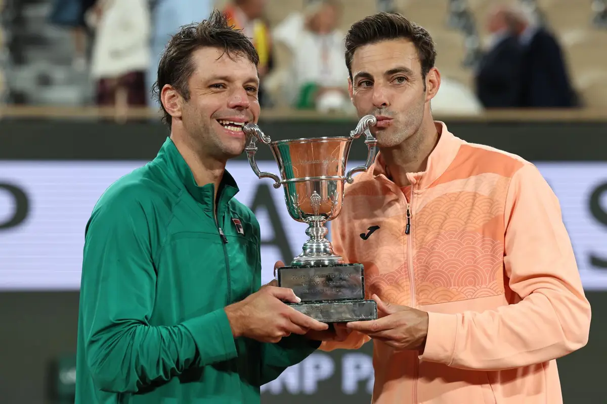 Marcel Granollers y Horacio Zeballos con el trofeo de campeones de dobles de Roland Garros en 2025