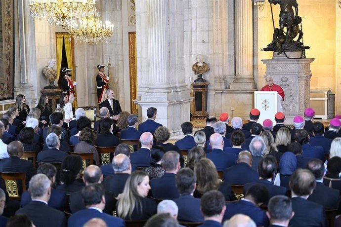 El Papa León XIV pronuncia un discurso durante su ceremonia de bienvenida en el Palacio Real