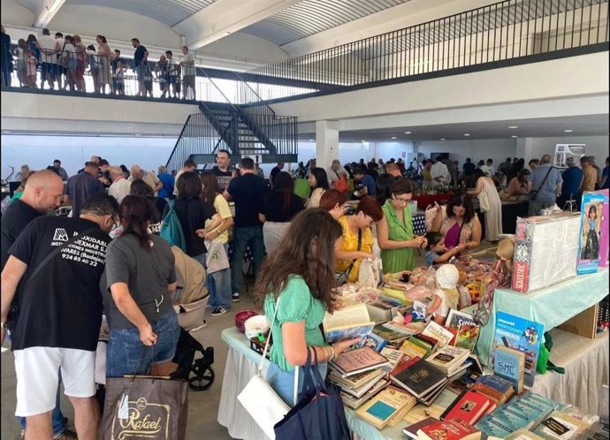 Archivo - Asistentes al Mercado de Coleccionismo de Villanueva de la Serena.