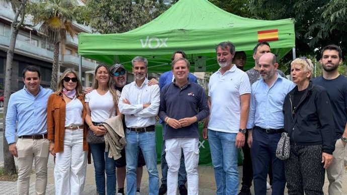 El portavoz de Vox en el Parlament, Joan Garriga, en una carpa del partido en el barrio de Gràcia de Barcelona