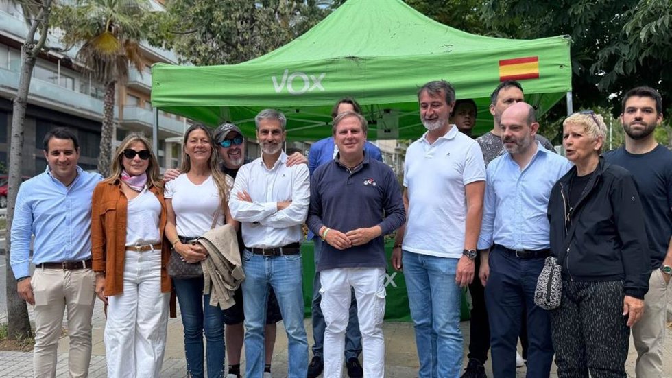 El portavoz de Vox en el Parlament, Joan Garriga, en una carpa del partido en el barrio de Gràcia de Barcelona