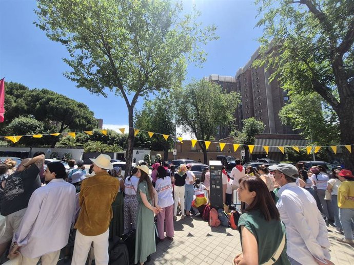 Cerca de 600 personas esperan a León XIV frente a la Nunciatura, en Madrid a 6 de junio de 2026