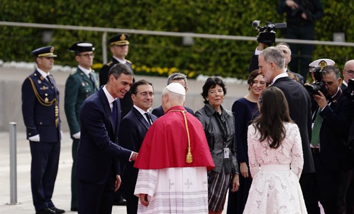 Los Reyes Felipe y Letizia y el presidente del Gobierno, Pedro Sánchez, reciben al Papa León XIV en el Aeropuerto Adolfo Suárez Madrid-Barajas.