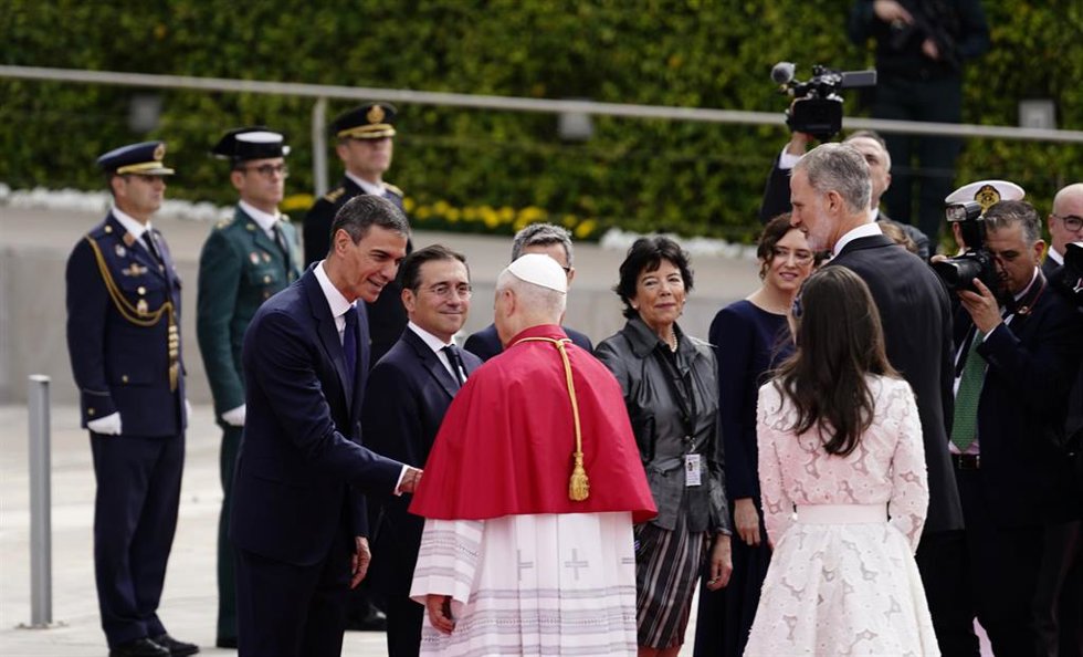 Los Reyes Felipe y Letizia y el presidente del Gobierno, Pedro Sánchez, reciben al Papa León XIV en el Aeropuerto Adolfo Suárez Madrid-Barajas.