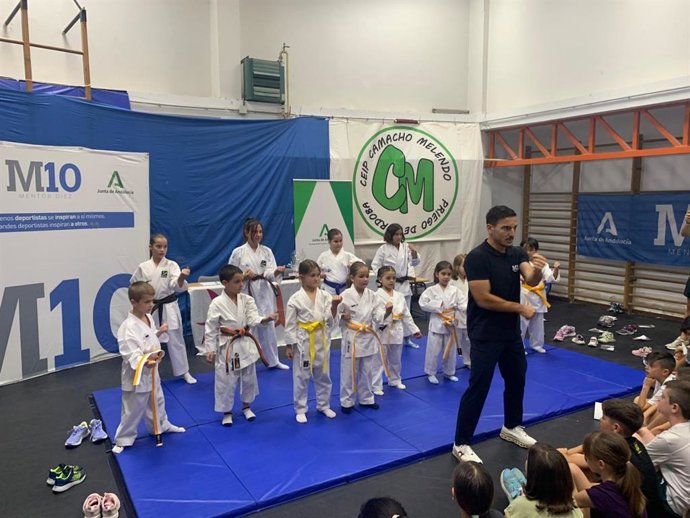 El karateca olímpico Damián Quintero junto a niños en una nueva sesión de 'Mentor 10'.