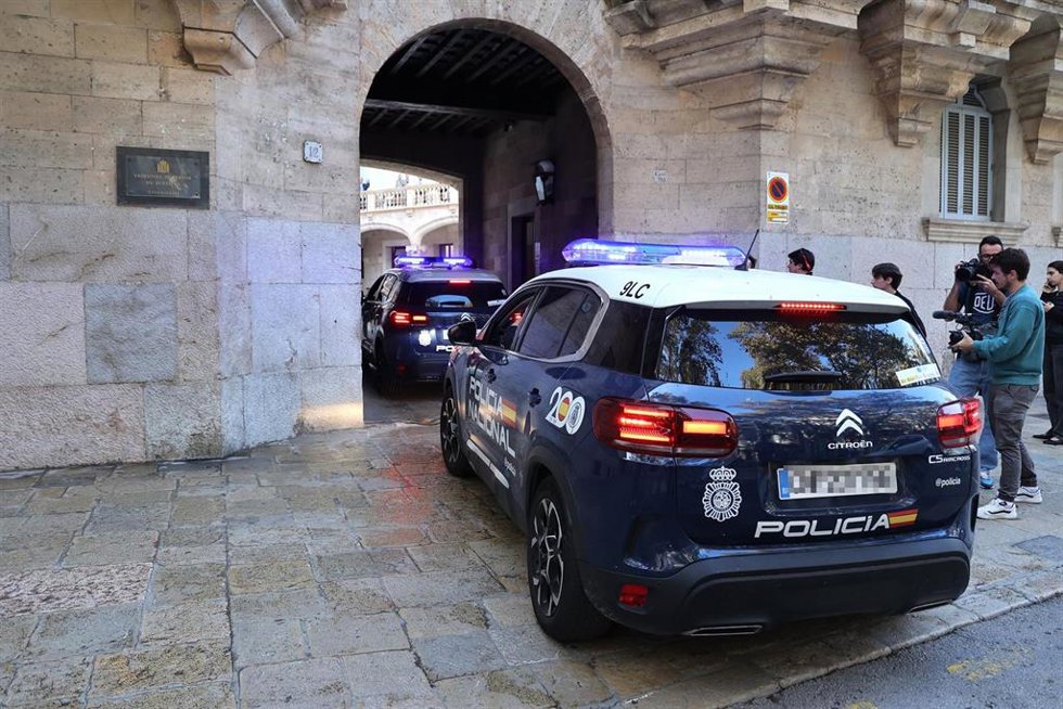 Archivo - Dos coches policiales a su llegada al juicio contra Pau Rigo, en la Audiencia Provincial de Palma de Mallorca, a 7 de noviembre de 2024, en Palma de Mallorca, Mallorca, Baleares (España). 