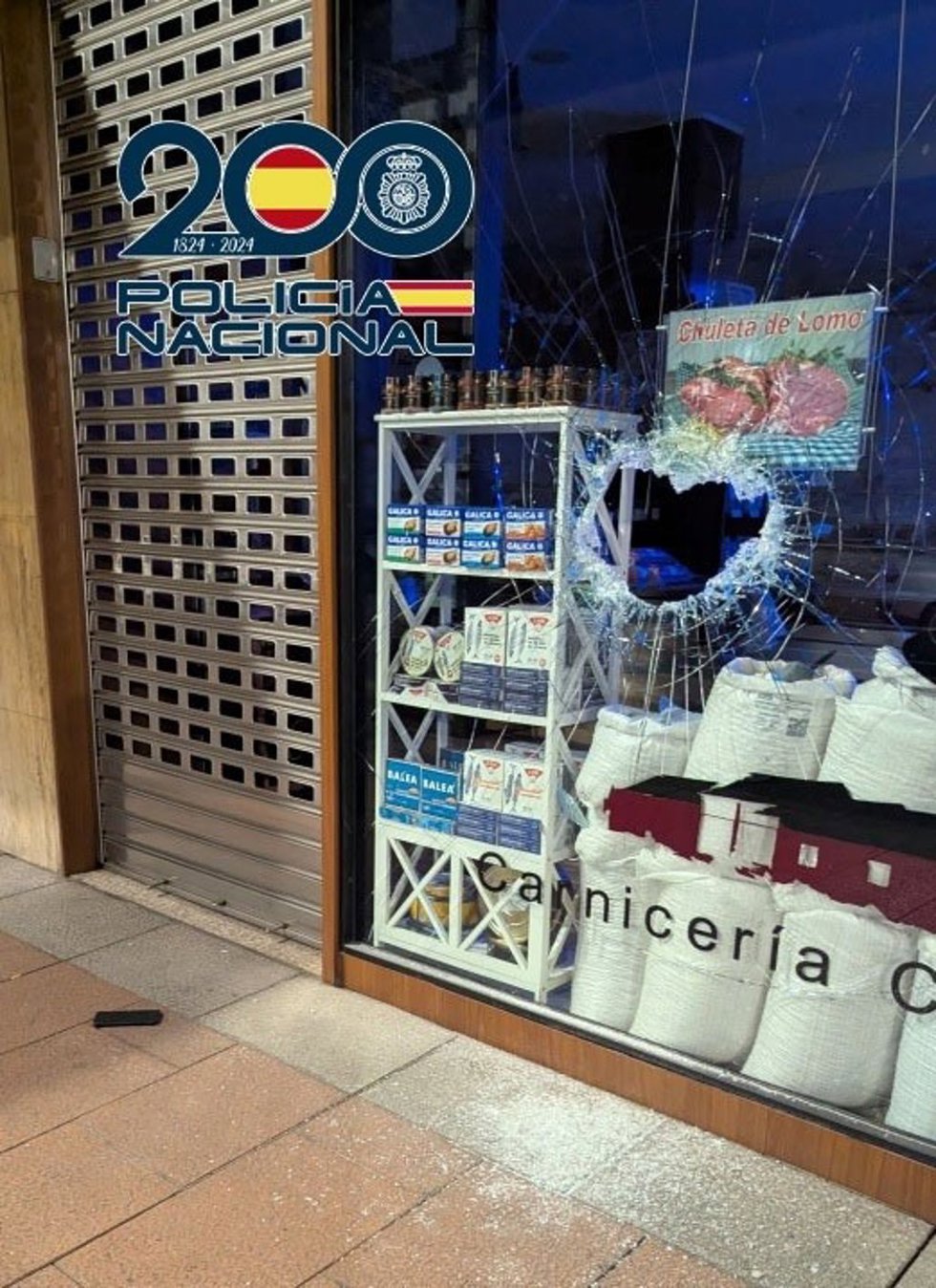 Escaparate de uno de los comercios atacados por el varón detenido en Ponferrada (León).