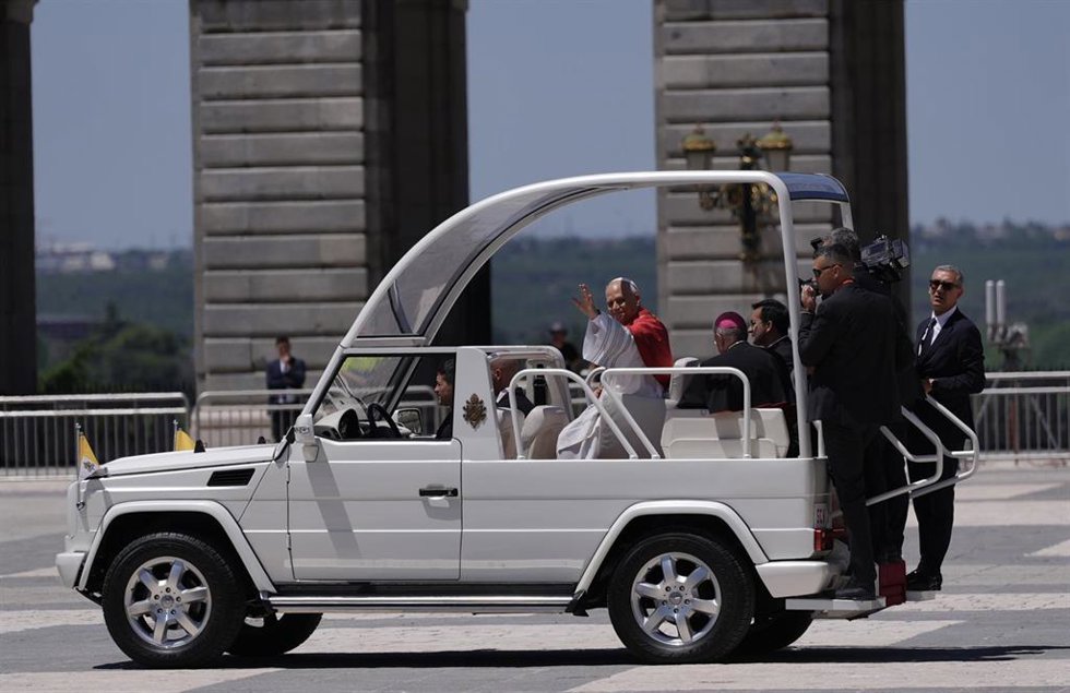 El Papa León XIV saluda desde el papamóvil tras su ceremonia de bienvenida en el Palacio Real, a 6 de junio de 2026, en Madrid (España). La recepción reúne a las máximas autoridades del Estado y de la Iglesia católica en España y marca el inicio oficial d