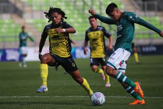 Futbol, Santiago Wanderers vs San Luis Fecha 7, Liga de Ascenso 2026 El jugador de San Luis, Fabian Pastenes, izquierda, disputa el balon contra Axel Herrera de Santiago Wanderers durante un partido de la Liga de Ascenso, disputado en el estadio Elias