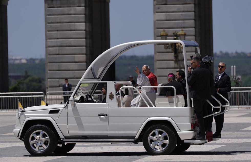 El Papa León XIV saluda desde el papamóvil tras su ceremonia de bienvenida en el Palacio Real, a 6 de junio de 2026, en Madrid (España). La recepción reúne a las máximas autoridades del Estado y de la Iglesia católica en España y marca el inicio oficial d