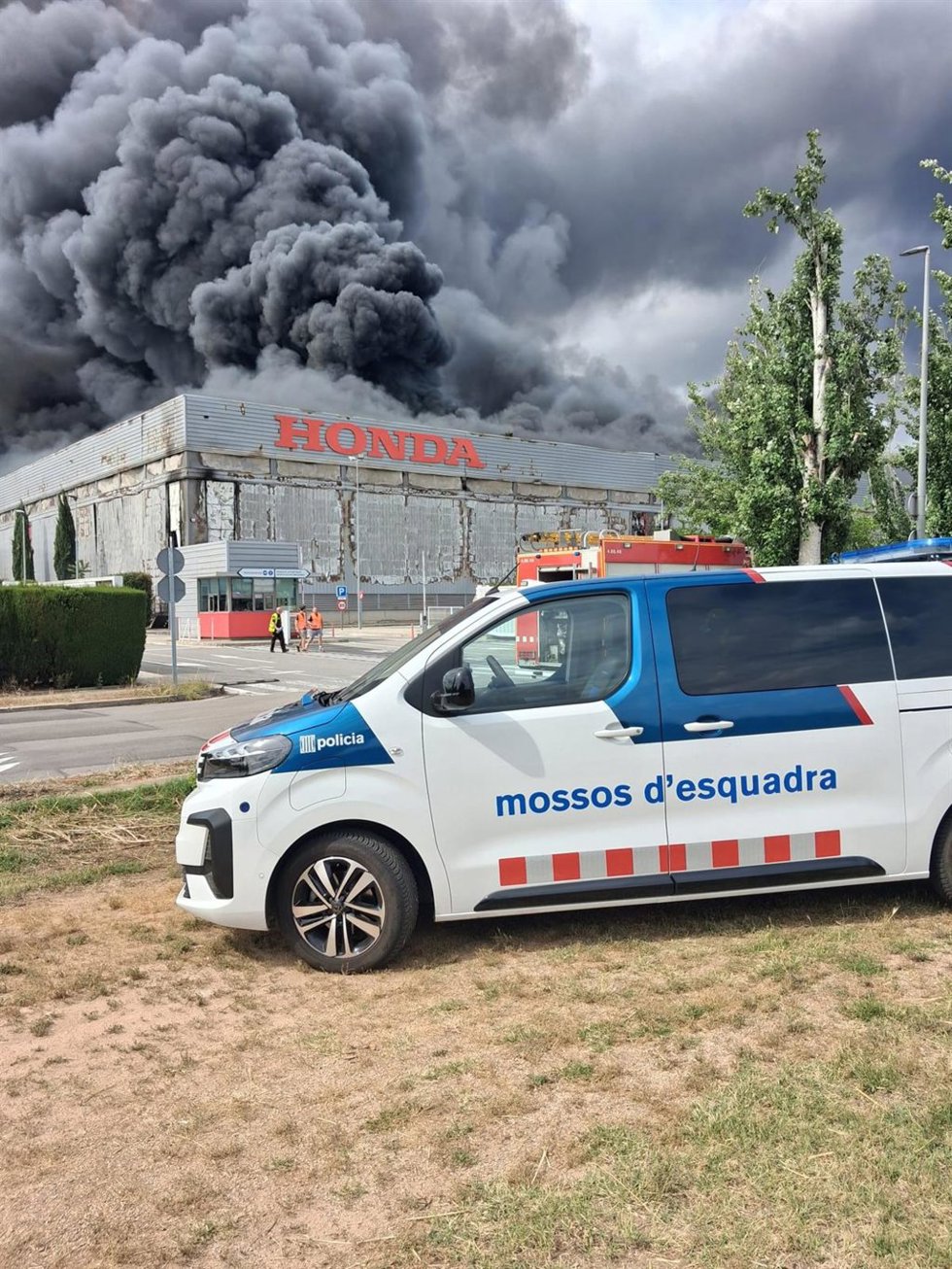 Incendio en una nave de Honda en en polígono industrial Torre del Rector