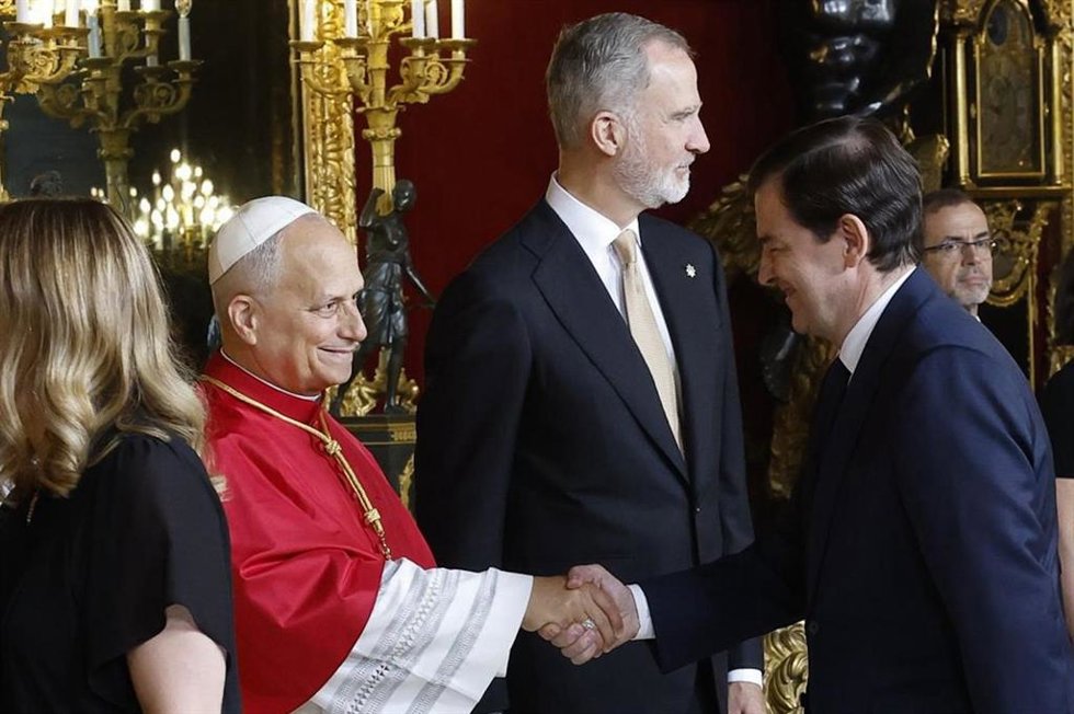 El presidente en funciones de la Junta de Castilla y León, Alfonso Fernández Mañueco, saluda al Papa León XIV en el Palacio Real tras su llegada a Madrid.