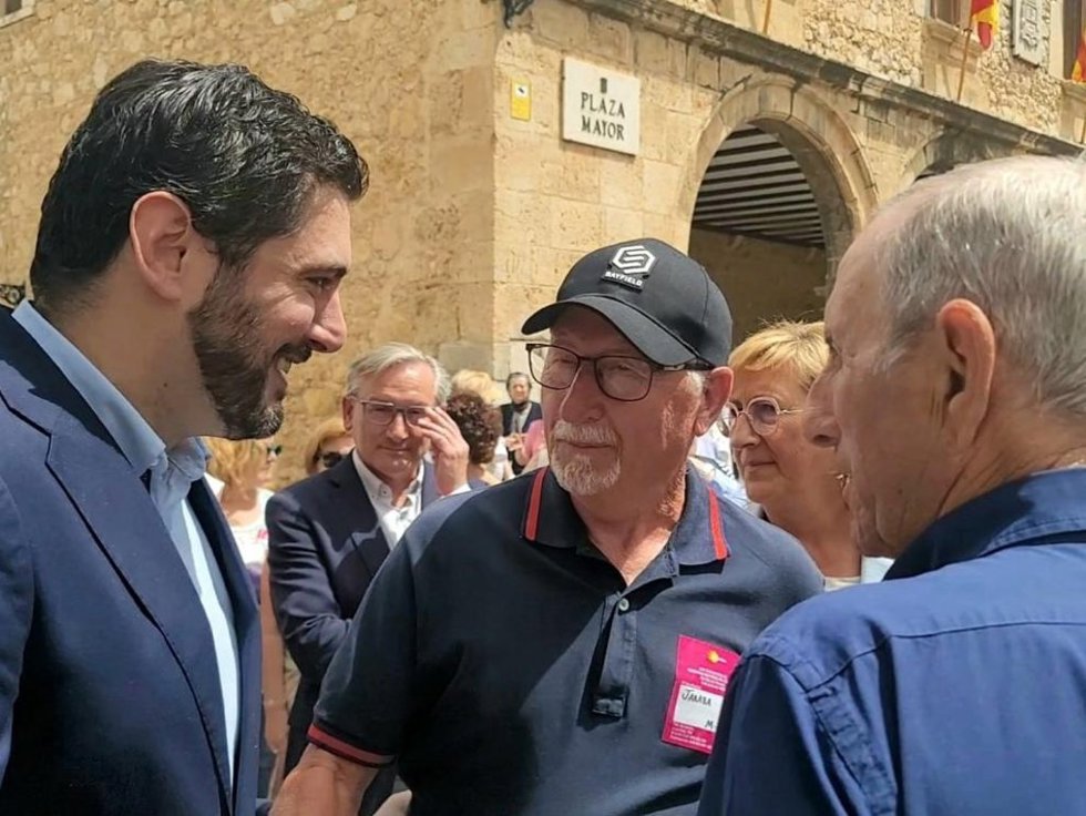 Alejandro Nolasco, en la Plaza Mayor de Cella junto a representantes de COAPEMA