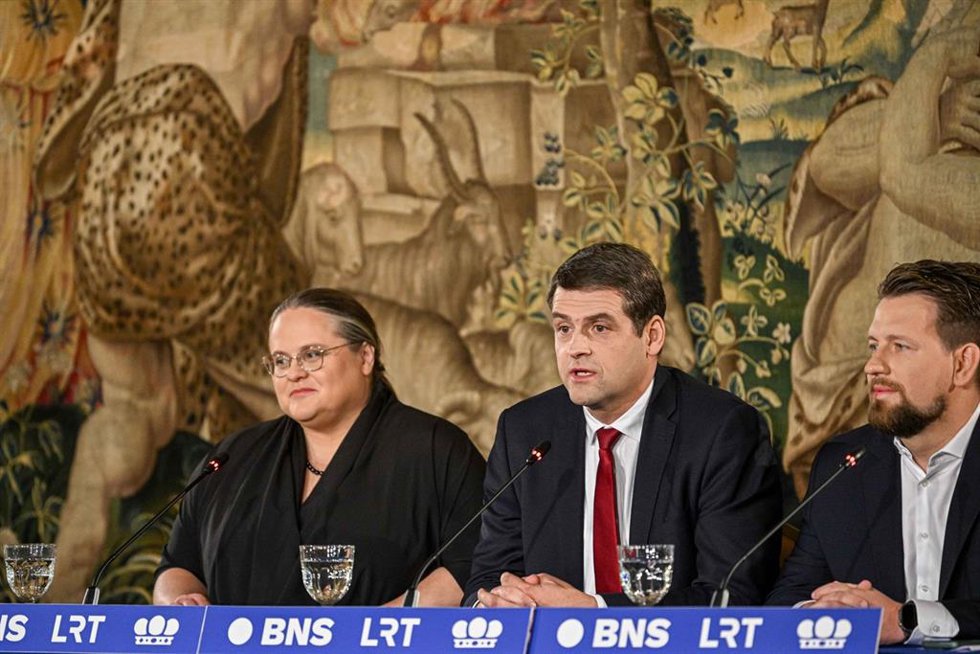 Archivo - Remigijus Zemaitaitis, líder del partido político lituano Amanecer de Nemunas, en el centro de la imagen