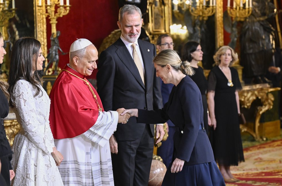 El Rey Felipe VI; la Reina Letizia; la Princesa Leonor; y la Infanta Sofía asisten a la ceremonia de bienvenida al Papa León XIV, mientras la presidenta de la Junta de Extremadura, María Guardiola, estrecha la mano de León XIV, en el Palacio Real, a 6 