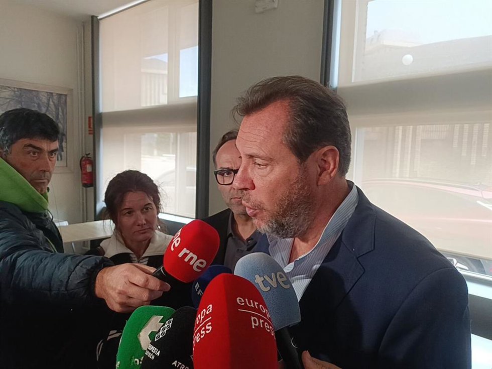 El ministro Puente atiende a los medios en Reinosa